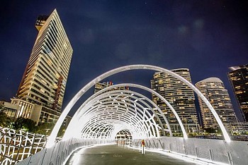 Khám phá khu cầu cảng Docklands về đêm tại Úc